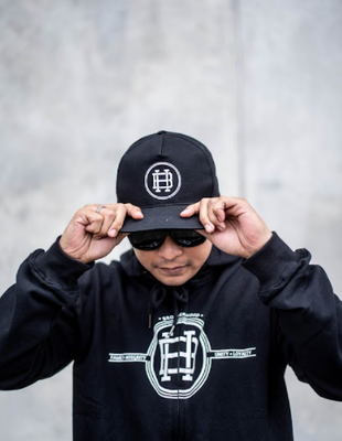 BLACK & WHITE HOMBRE EMBLEM | HOMBRE CLASSICS